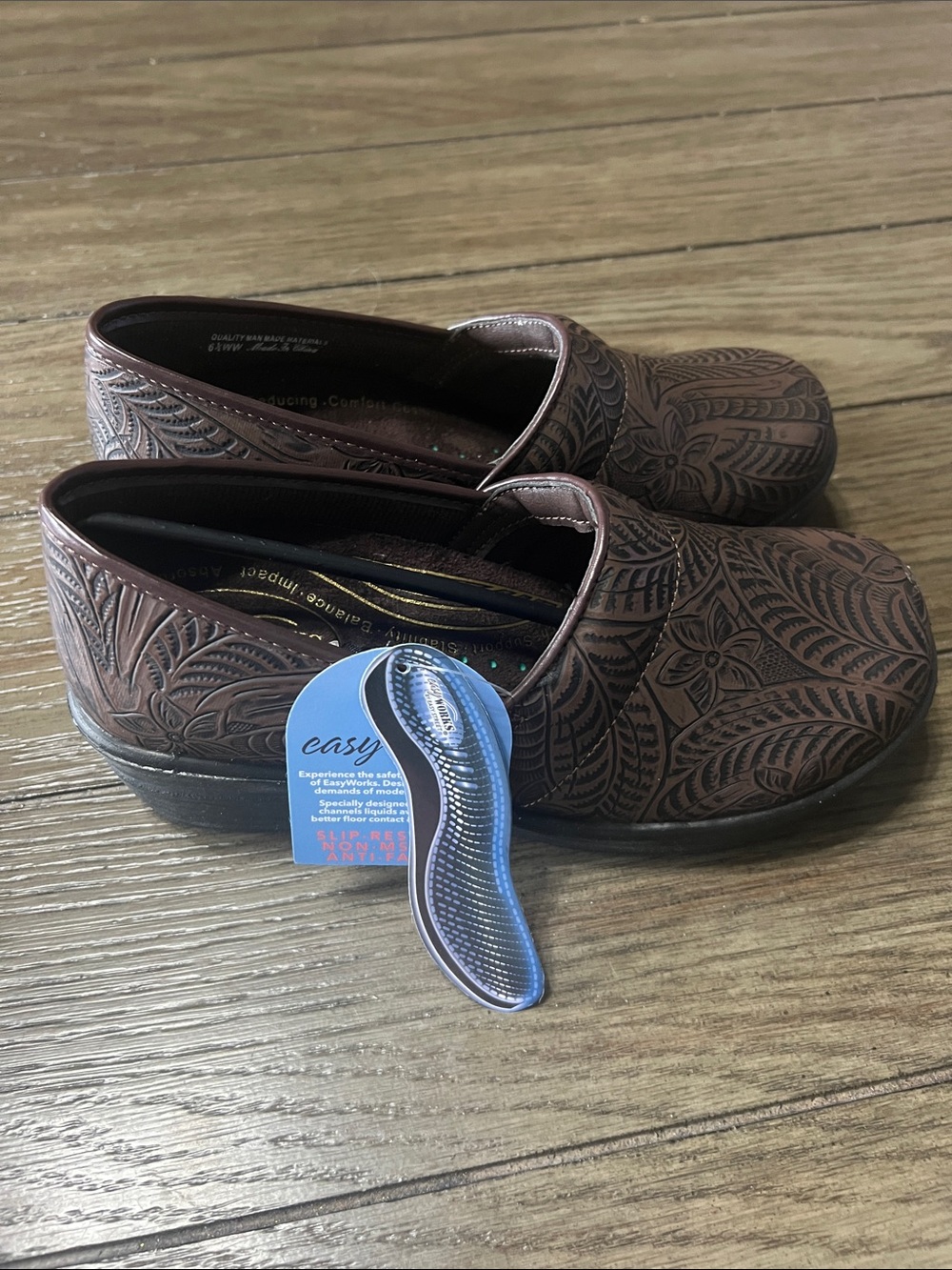 NWT Easy Works By Easy Street Lyndee Womens Round Clogs  6 1/2 WW